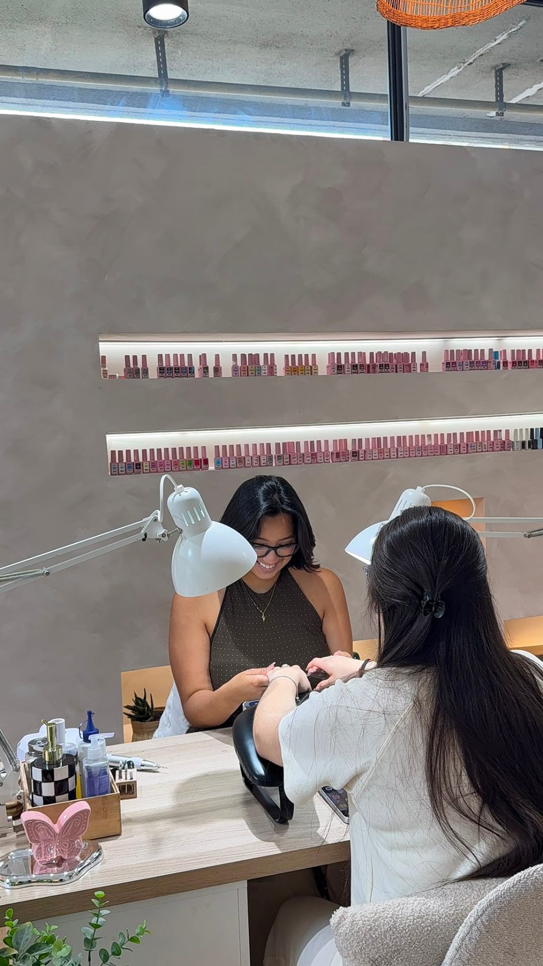 Manicura en proceso en el estudio BlessArt