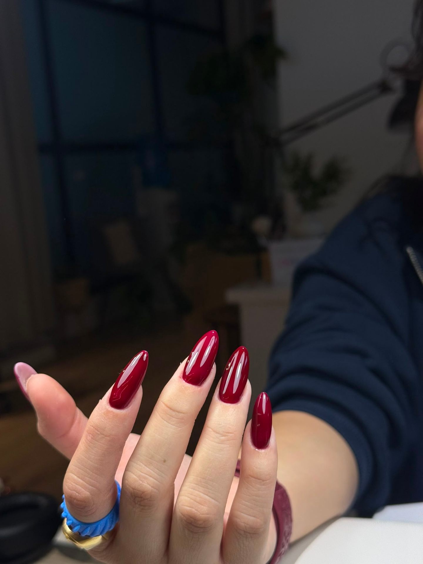 Uñas almendra rojo intenso brillante