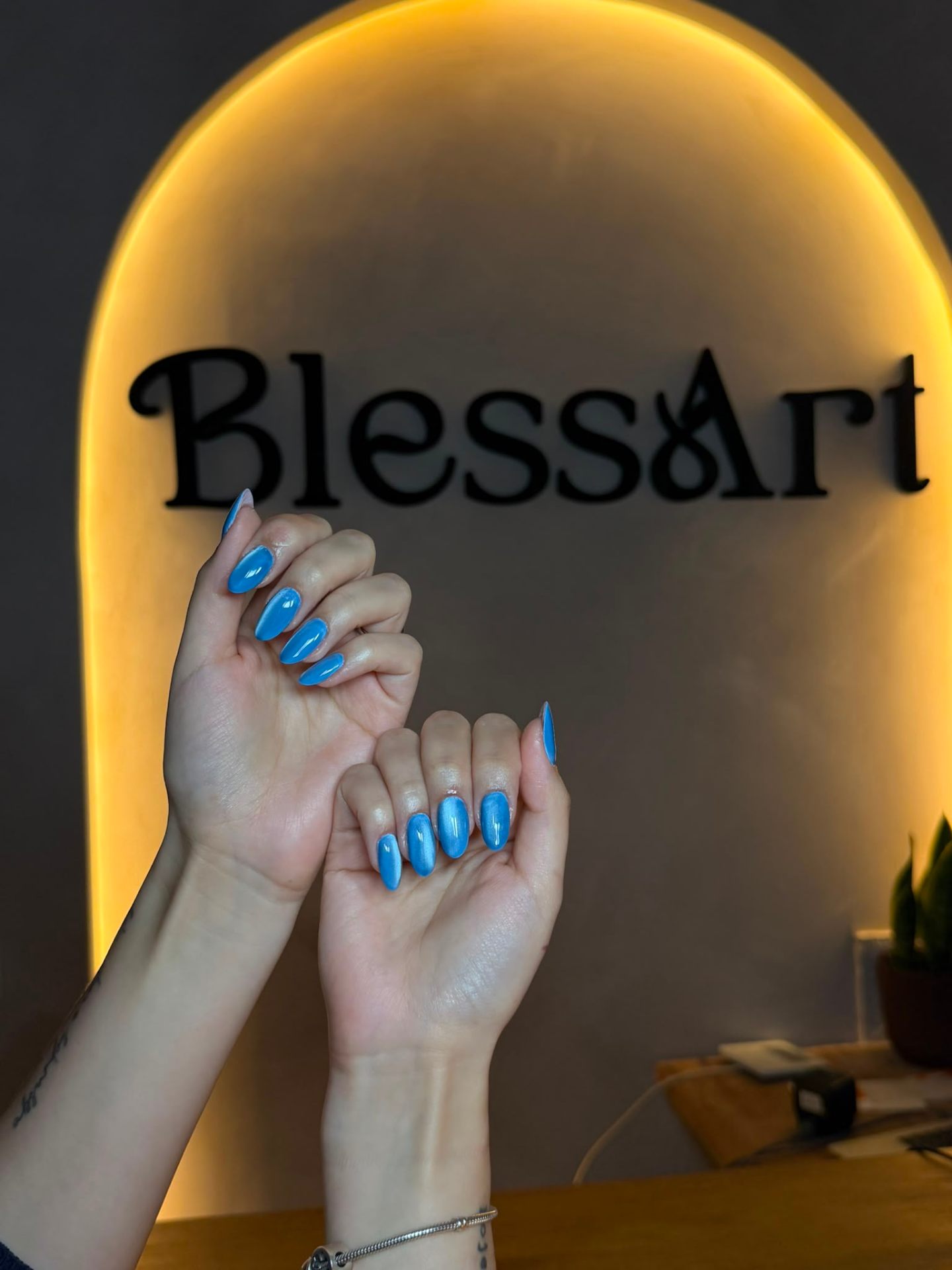 Manicura de gel almendra azul cielo