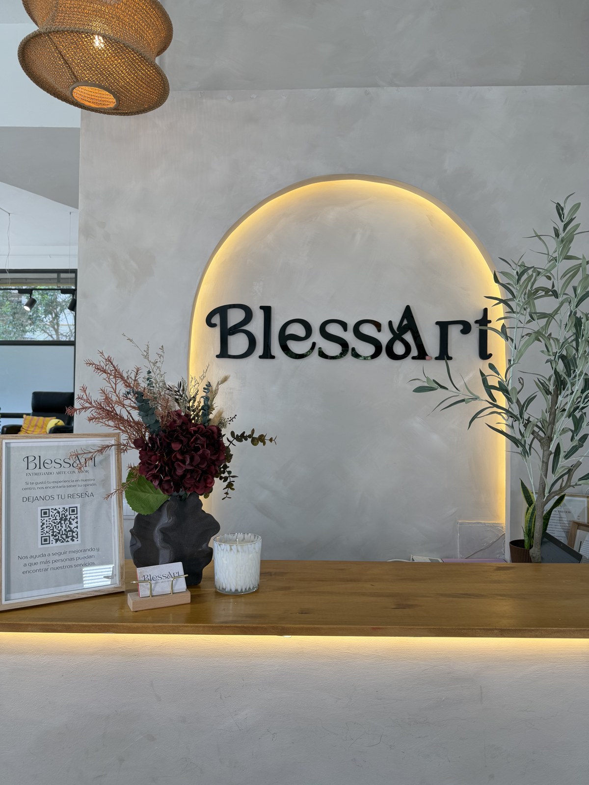 Arco iluminado y letrero BlessArt