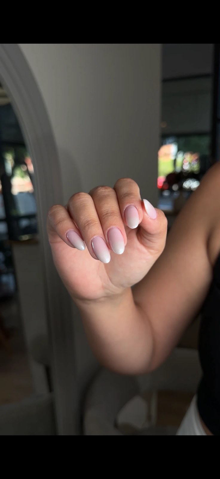 Manicura ombré rosa a blanco natural